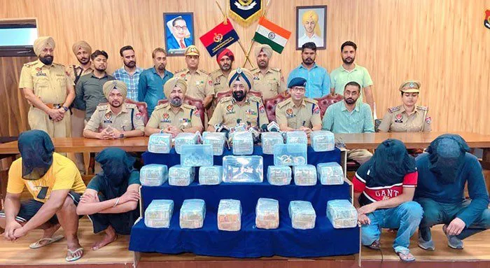 मास्क पहनकर घर में घुसे, डॉक्टर पति-पत्नी सहित चौकीदार को बंधक बनाकर की डकैती