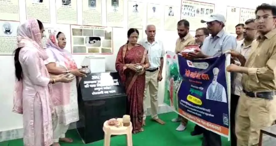 शहीदों के घरों की पवित्र मिट्टी एकत्रित कर शुरू किया कार्यक्रम