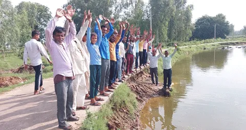 तालाब ओवरफ्लो होने के कारण लिंकमार्ग में कटाव