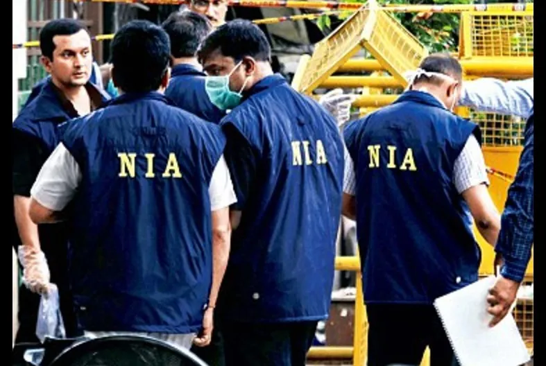 गैंगस्टरों से संबंध रखने वाले दो आरोपियों के घर पुलिस की रेड