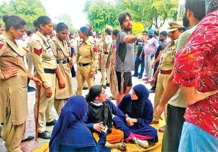 रोष: नर्सिंग छात्राओं व देश भगत यूनिवर्सिटी मैनेजमैंट में बढ़ा तनाव
