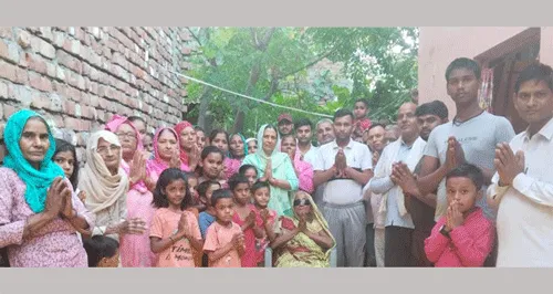 बुजुर्ग माता का आंखों का ऑपरेशन करवा कर निभाया मानवता का फर्ज