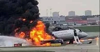 Plane crash at Mumbai airport: मुंबई एयरपोर्ट पर प्लेन क्रैश: दो हिस्सों में टूटकर हुआ तहस-नहस, 3 घायल