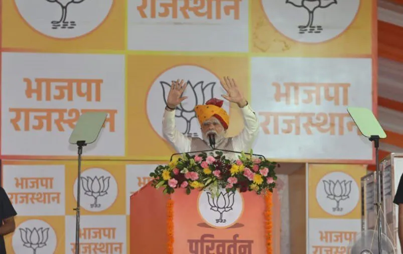 जनसैलाब के बीच से मंच पर पहुंचे पीएम मोदी, महिलाओं ने की पुष्पवर्षा