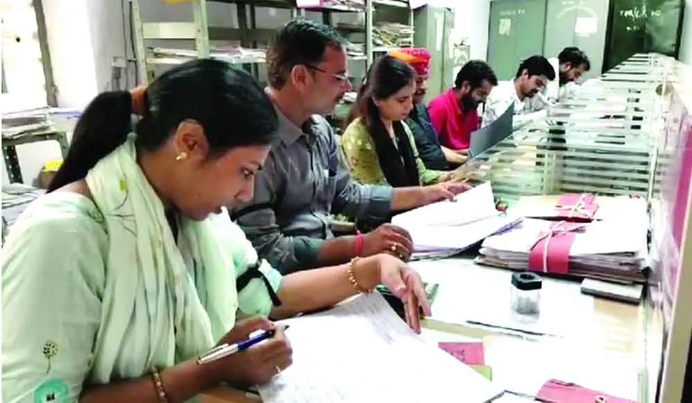 समझौता लागू नहीं होने पर काली पट्टी बांधकर कर रहे कार्य