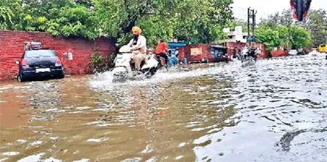 भारी बारिश से बाजार हुए बंद, पानी में फंसे वाहन, बिजली गुल