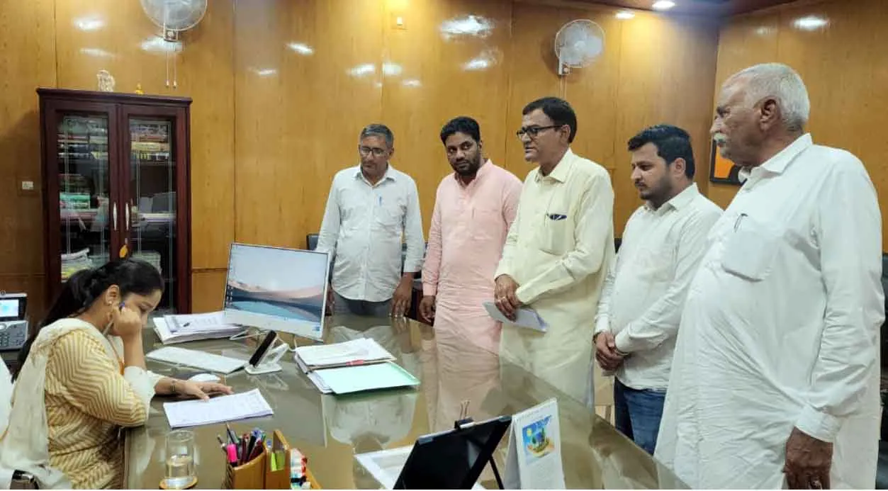 भुगतान न होने से सरपंच नाराज, जिला कलक्ट्रेट के समक्ष धरना-प्रदर्शन