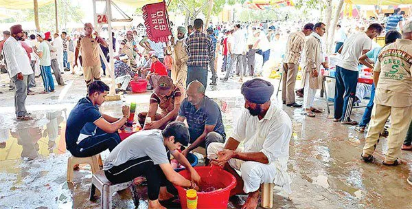 नशों में जिंदगी बर्बाद करने की बजाय सेवा कार्यों में लगे युवा