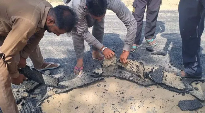 आगे बन रही पीछे से टूट रही सड़क, लोगों ने रुकवाया कार्य