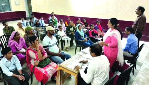 एसएमसी व एसडीएमसी सदस्यों को दे रहे प्रशिक्षण