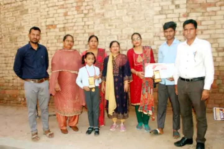 विद्यालय की प्रतिभाओं को किया सम्मानित