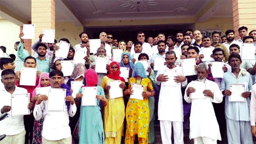 घुमक्कड़ जाति के नागरिकों को बांटे पट्टे