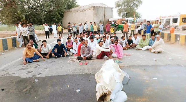 16 घंटे बंद रहा हाईवे, सहमति बनी तो ग्रामीणों ने खोला जाम