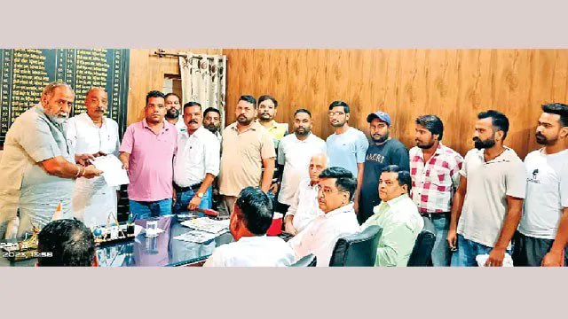 मांगों को लेकर सफाई सेवक यूनियन ने नगर निगम के मेयर को सौंपा ज्ञापन