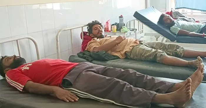 धान की पराली बेचकर लौट रहे तीन युवकों पर जानलेवा हमला