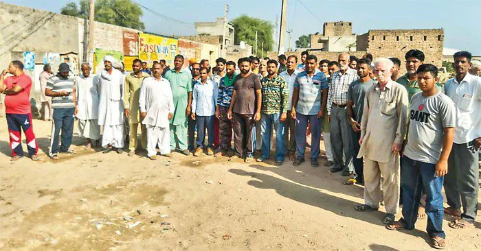 अवैध अतिक्रमण के खिलाफ ग्रामीणों ने जताया रोष, सड़क को चौड़ा करने की मांग