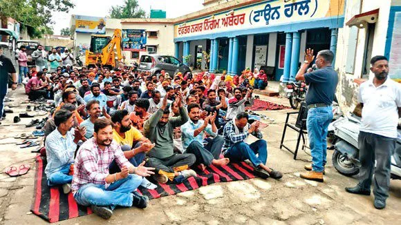 सफाई सेवकों ने धरना लगाकर जताया रोष, दी अनिश्चित कालीन हड़ताल की चेतावनी