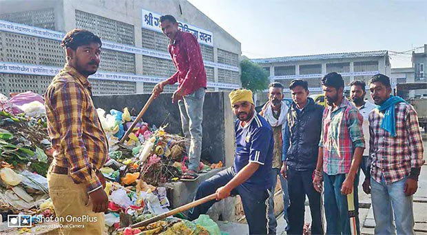 हड़ताल के बावजूद कर्मियों ने की गौशाला में सफाई