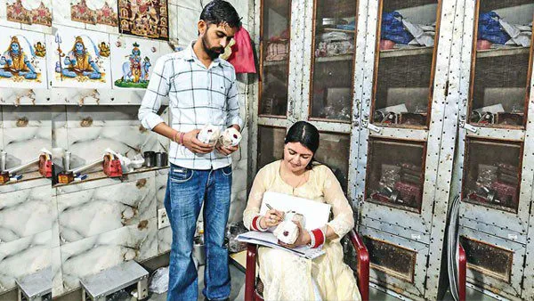 खाद्य सुरक्षा विभाग की टीम ने लिए मिठाई की दुकानों से सैंपल