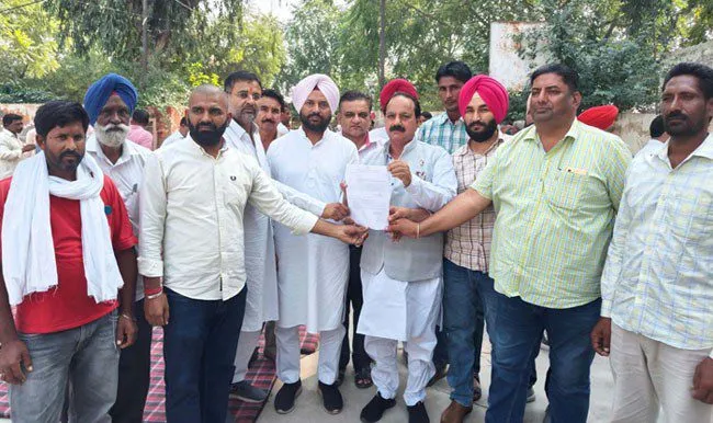 अवैध कब्जा हटवाने की मांग को लेकर कांग्रेसी नेताओं ने घेरा बीडीपीओ दफ्तर
