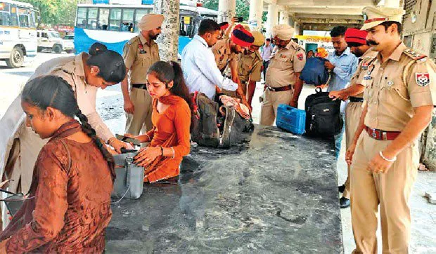 पुलिस ने बस स्टैंड पर चलाया चैकिंग अभियान