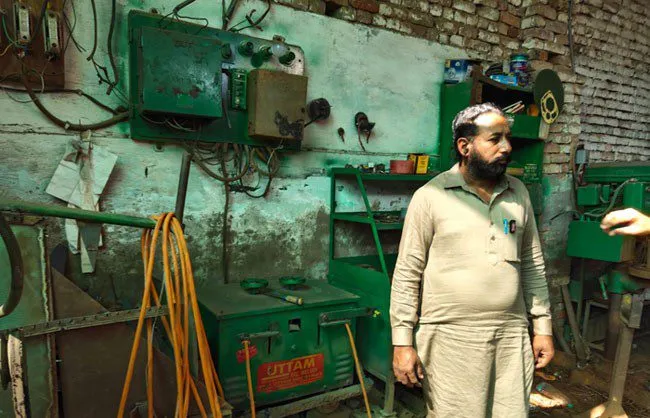 चोरों ने दो एग्री वर्कस की दुकानों में बोला धावा, लाखों का सामान चोरी