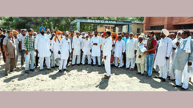 किसान संघर्ष कमेटी ने एसडीएम को सौंपा ज्ञापन