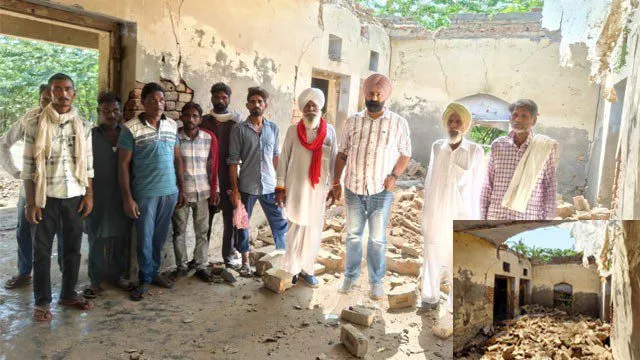 धर्मशाला बनी खंडहर, कमरे की छत गिरी