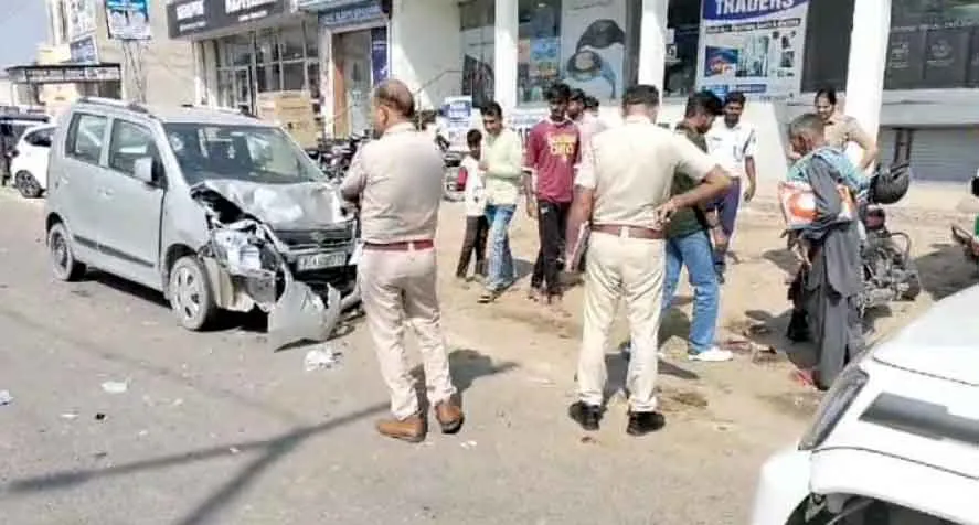 कार ने मारी टक्कर, आगे खड़े टेम्पो से भिड़ा बाइक सवार