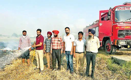 कृषि अधिकारी ने मजीठा में खुद जाकर बुझाई पराली की आग