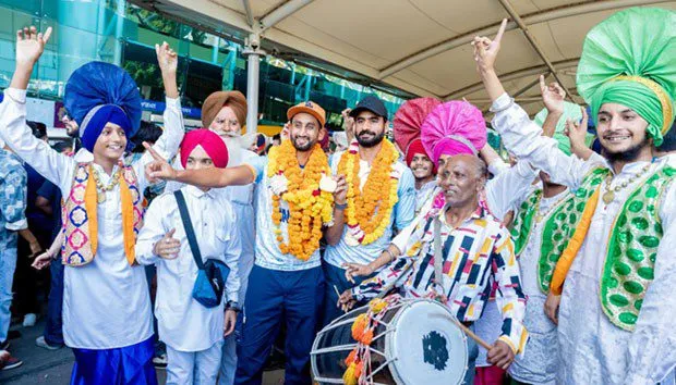 एशियन कप विजेता हॉकी टीम का अमृतसर हवाई अड्डे पर पहुंचने पर जोरदार स्वागत