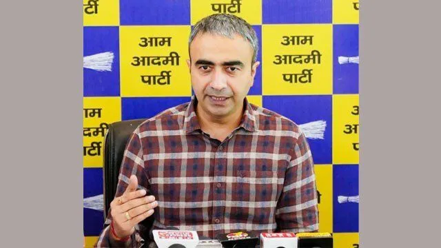 स्कूलों की हालत सुधारे सरकार: अनुराग ढांडा