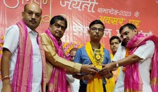 जेईई मेंस में श्रेष्ठ अंक प्राप्त करने पर आदित्य गर्ग को अग्रवाल समाज ने किया सम्मानित
