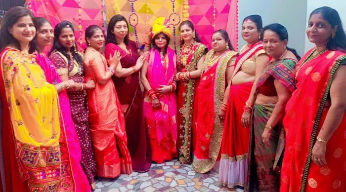 शालू गुप्ता के सिर सजा करवा चौथ क्वीन का ताज