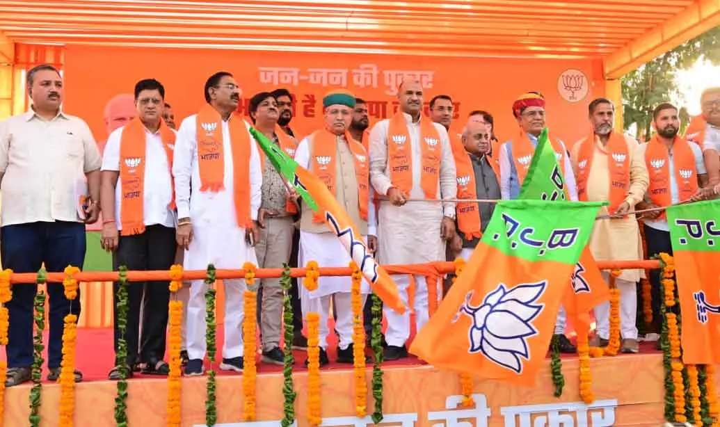 भाजपा नेताओं ने चुनाव प्रचार के लिए रथ किए रवाना
