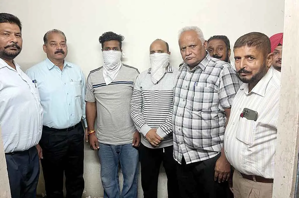 4 लाख रिश्वत लेने के आरोप में विजीलैंस ने दबोचे दो युवक