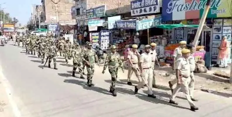 BSF Police Flag March: बीएसएफ और पुलिस जवानों ने किया फ्लैग मार्च