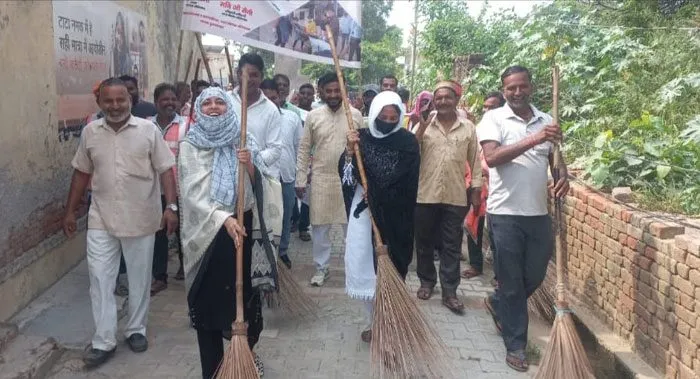 चेयरमैन और सभासदों ने उठाई झाड़ू