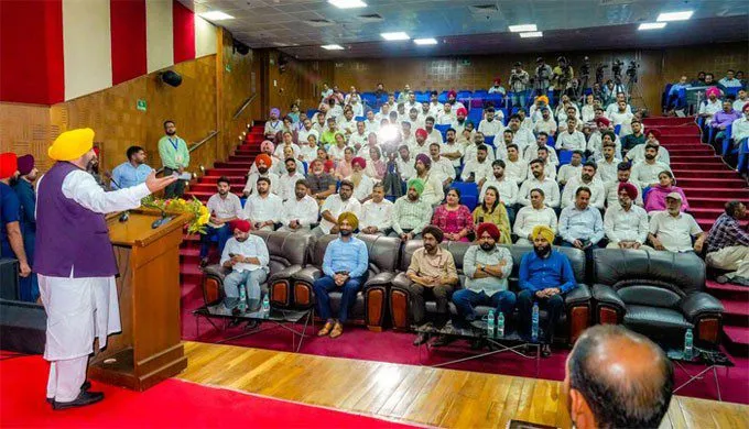 Punjab News: वेतन में दोगुनी वृद्धि करने के बाद मुख्यमंत्री द्वारा एग्जीक्यूटिव कोचों के साथ विचार-विमर्श