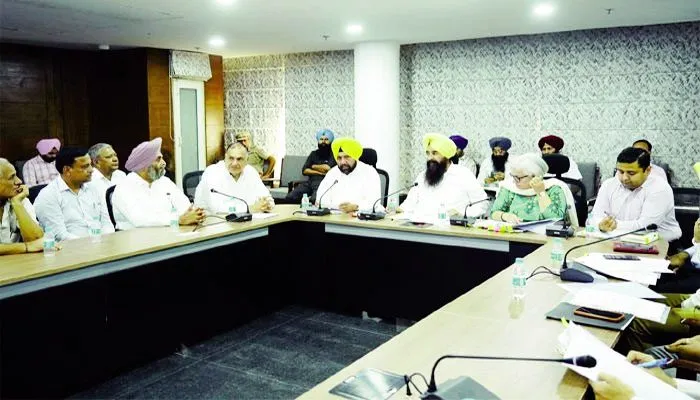 केबिनेट मंत्री गुरमीत सिंह खुड्डियां के आश्वासन पर आढ़तियों की हड़ताल खत्म