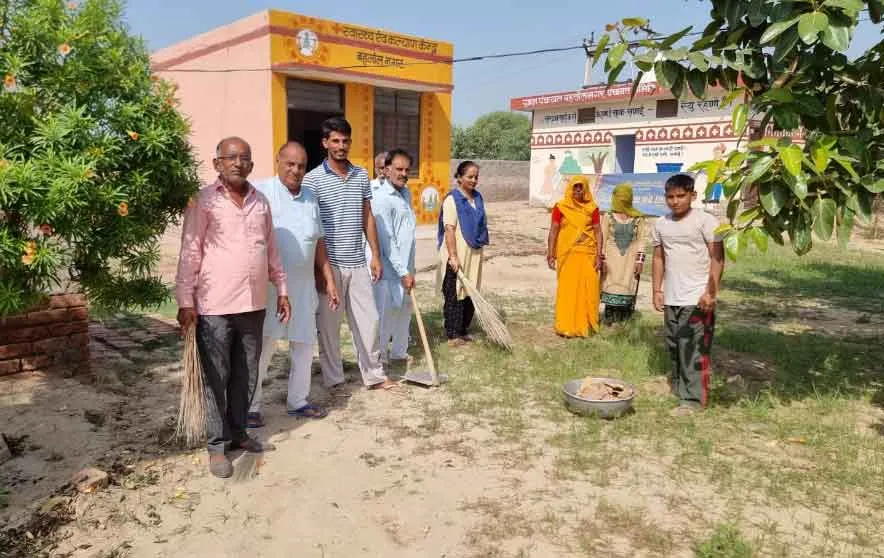 गांव में एक घंटे चलाया सफाई अभियान