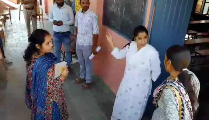 Assembly Election 2023: जिला कलक्टर ने बूथों पर जांची सुविधाएं