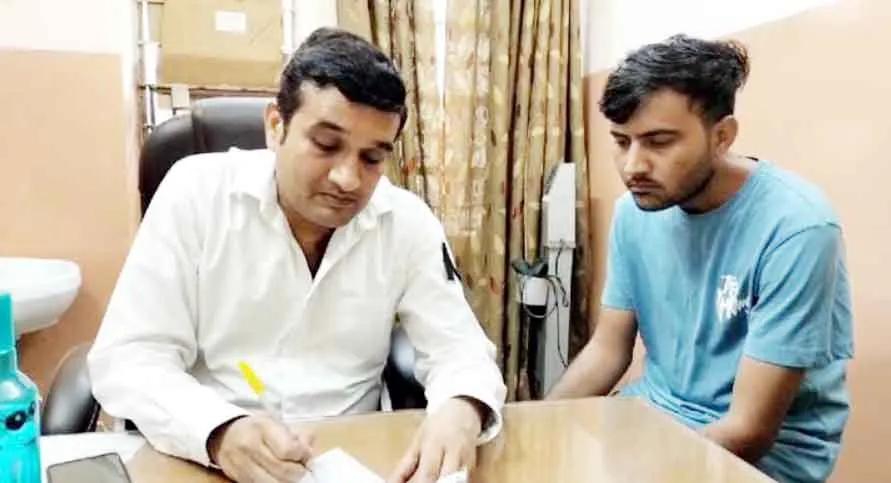 सेवारत चिकित्सकों ने काली पट्टी बांधकर किया कार्य