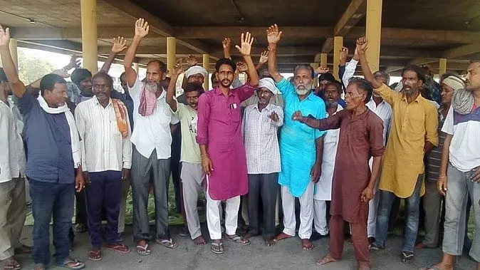अनाज मंडी में मजदूर धरने पर