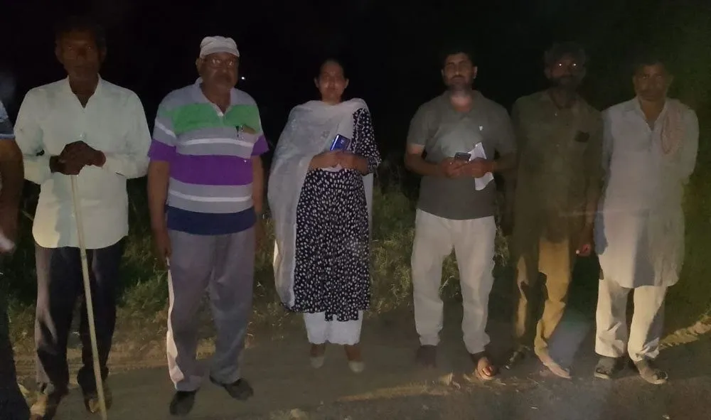 पराली जलाने की रिपोर्ट की पुष्टि के लिए रात को अधिकारी पहुंचे खेतों में