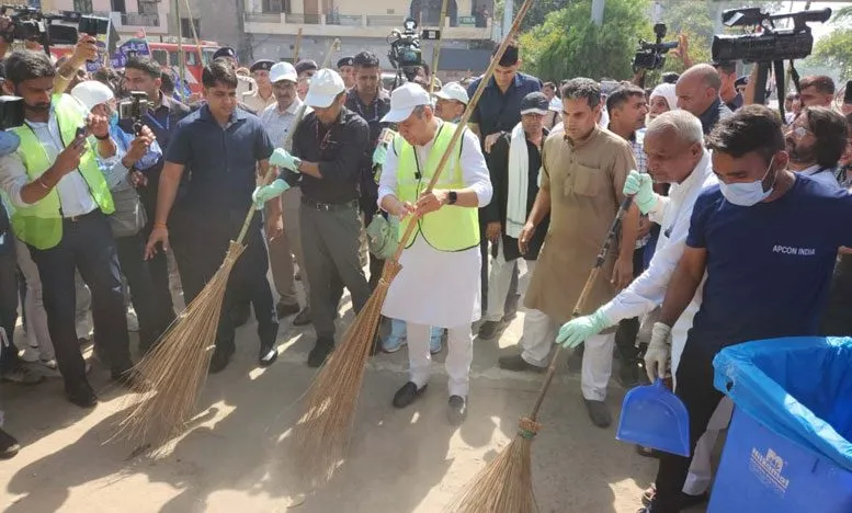 रेल मंत्री अश्विनी वैष्णव ने स्वच्छता अभियान में गुरुग्राम रेलवे स्टेशन पर लगाई झाड़ू