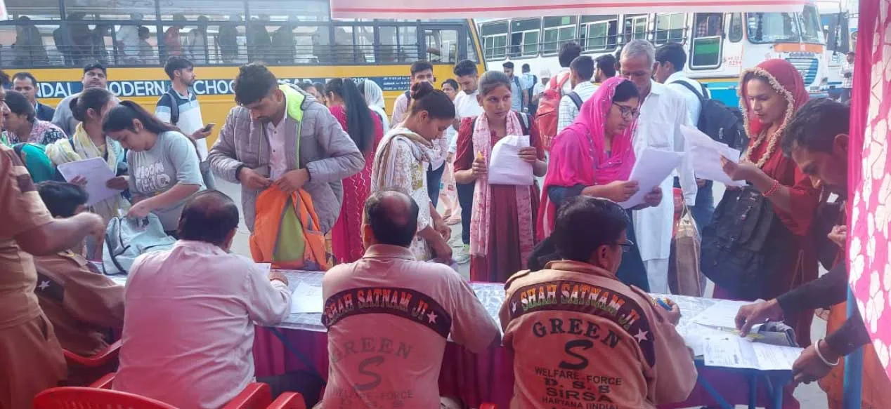 Haryana News: सीईटी एग्जाम को लेकर डेरा सच्चा सौदा ने बस स्टैंड पर लगाया हेल्प डेस्क