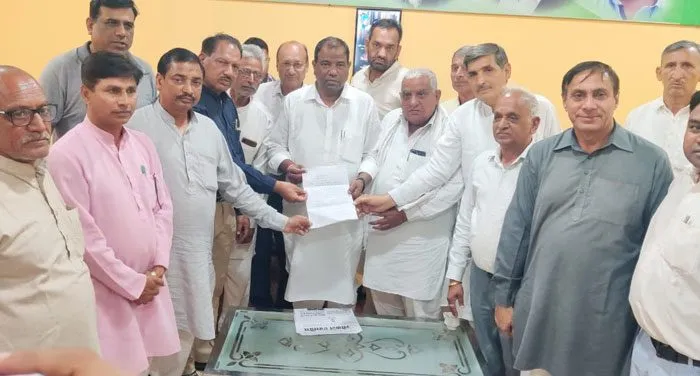 उकलाना खंड को प्रस्तावित नए जिले हांसी में शामिल न करने और हिसार जिले में ही रखने के विषय में श्रम एवं राज्य मंत्री अनूप धानक को सौंपा ज्ञापन