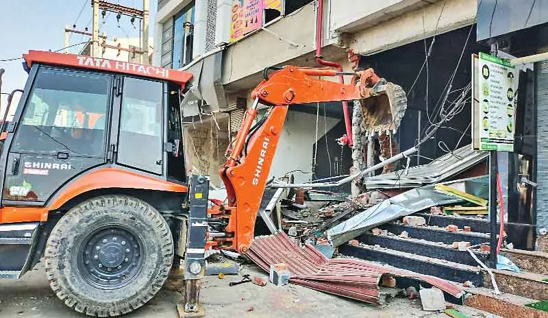 Illegal construction demolished: अवैध निर्माण पर एक्शन, पर्ल की जमीन पर बने 3 शोरुम किये ध्वस्त