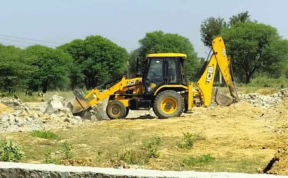 Demolished Illegal Colony: सात बीघा भूमि पर बसी अवैध कॉलोनी गिराई